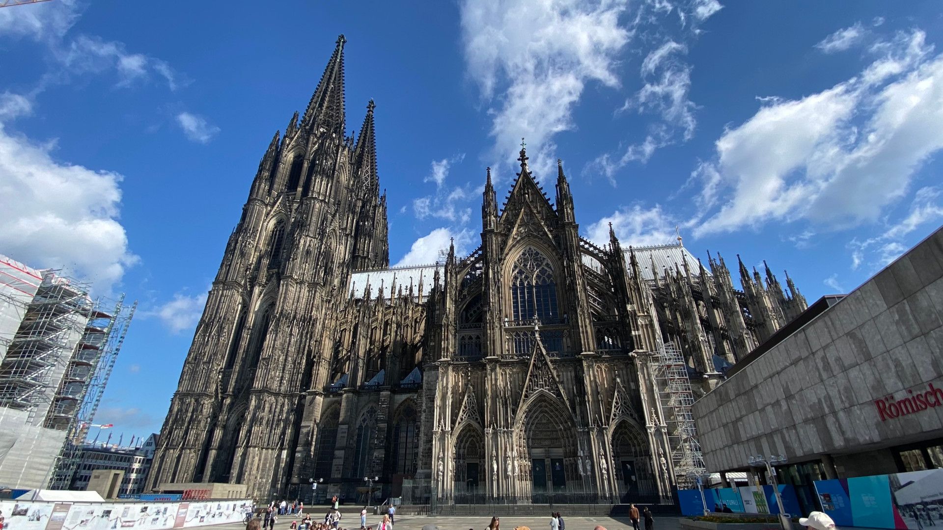 Kölner Dom mit blauen Himmel