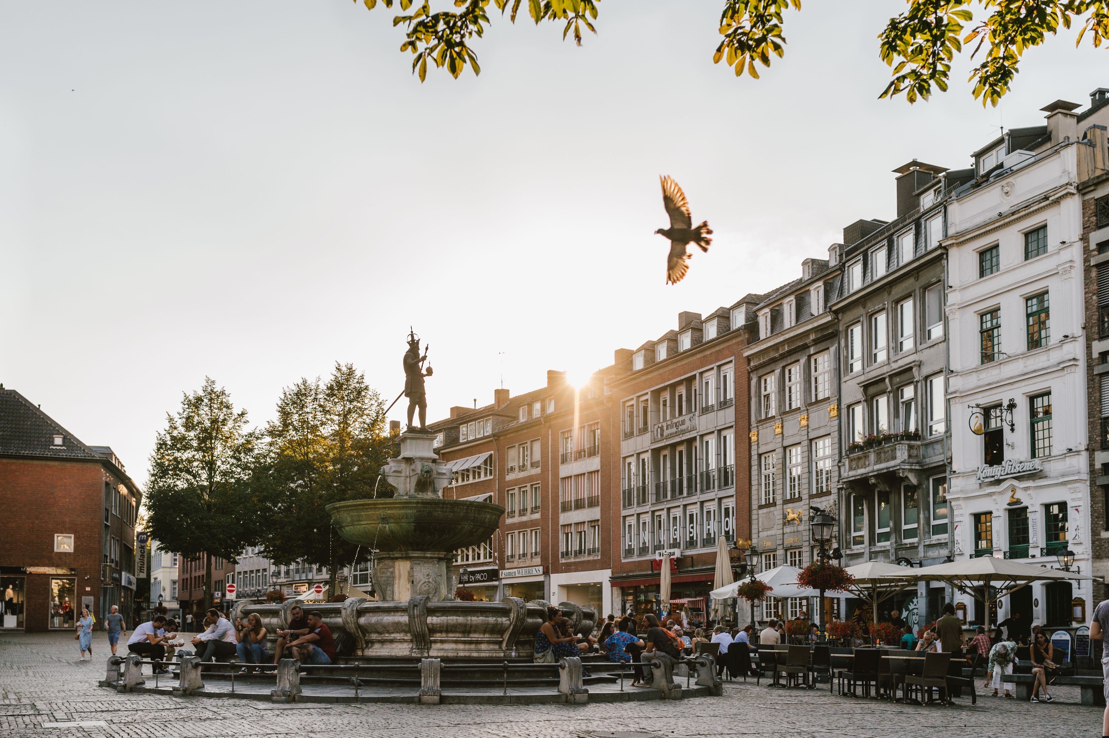 Der Karlsbrunnen, auch Marktbrunnen, befindet sich auf dem Markt in Aachen direkt vor dem Aachener Rathaus