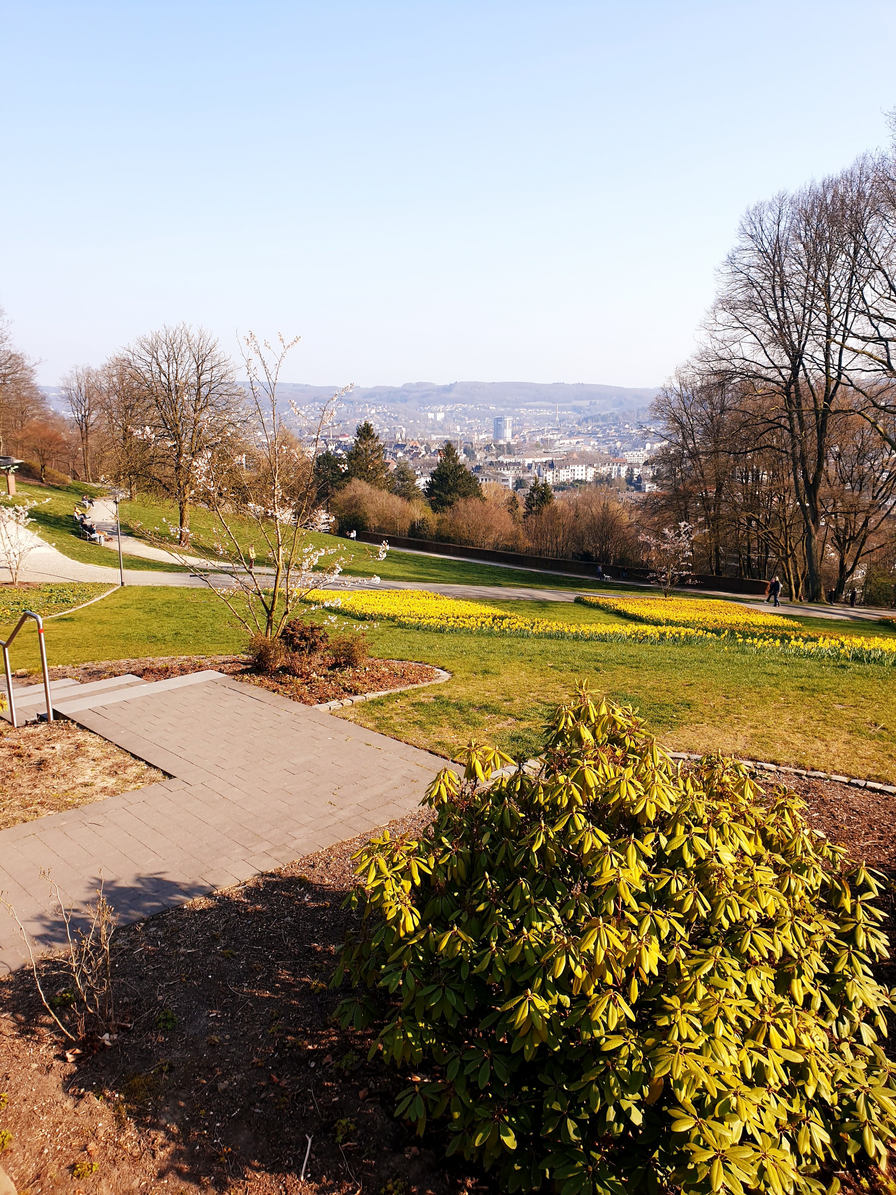 Ein Panoramaweg führt im Wuppertaler Nordpark an Attraktionen und Blumenbeeten vorbei