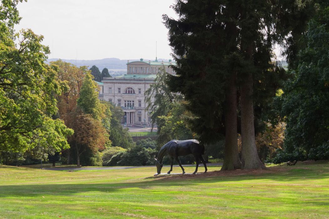 Villa Hügel mit Skulptur von Albert Hinrich Hußmann, Bronze, ca. 1914