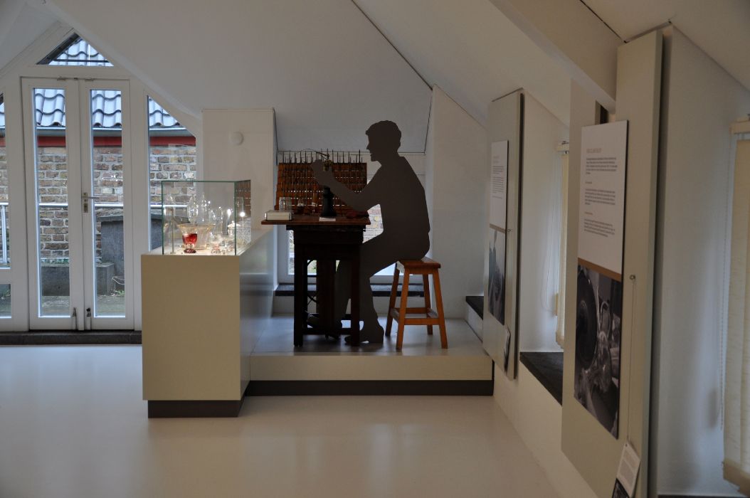 In der Dauerausstellung des Glasmuseums Rheinbach erhalten Gäste Einblicke in die Stile und Epochen der Glasherstellung