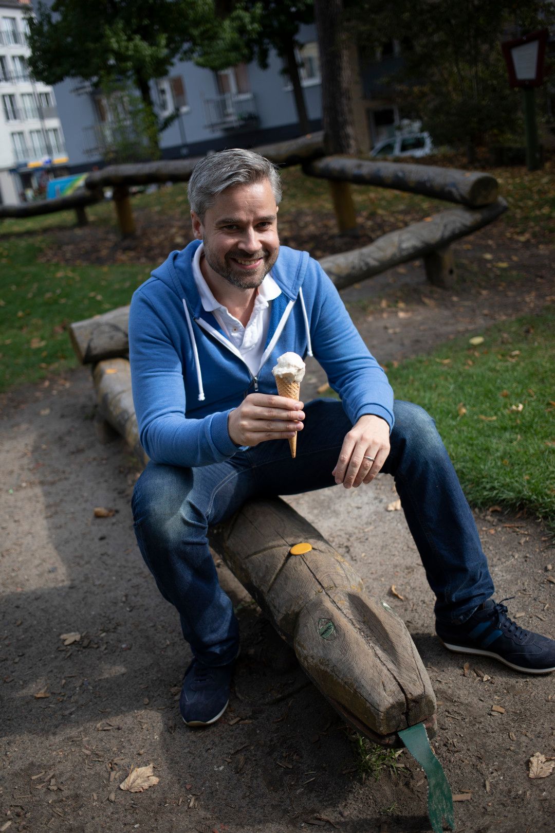 Marcel Schmitz mit Eis auf Spielplatz, Aachen