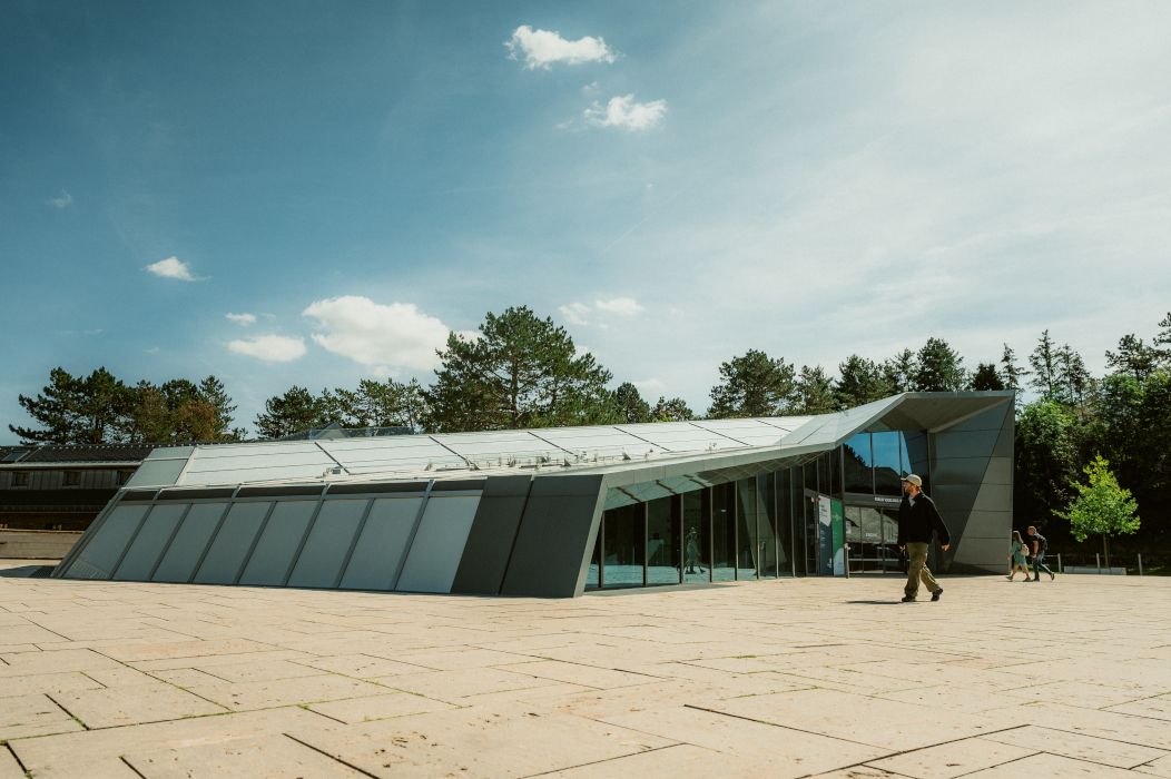 Das moderne Besucherzentrum liegt im Mittelpunkt der früheren Ordensburg Vogelsang