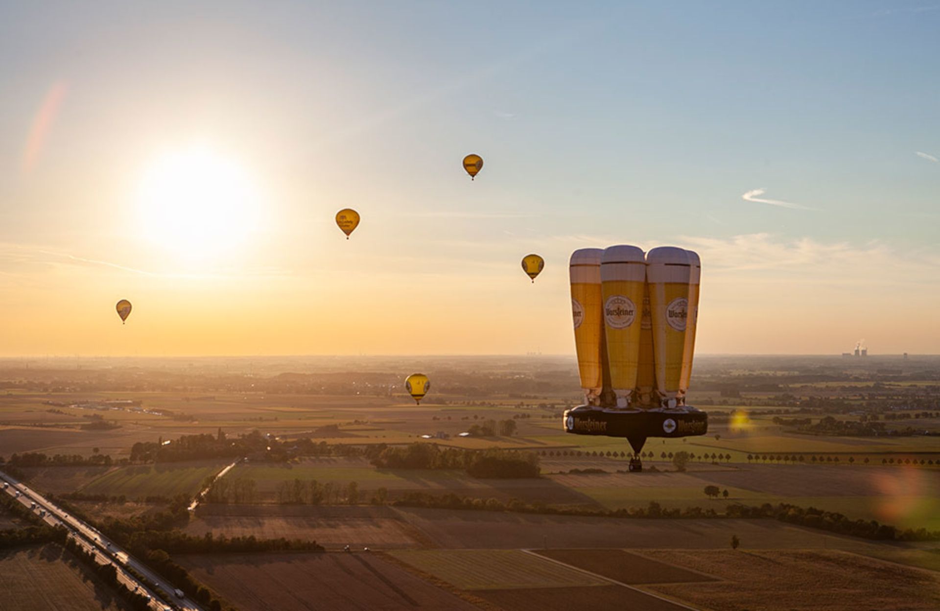 Auch ein Ballon mit der Form von typischen Warsteiner-Biergläsern fliegt in luftigen Höhen