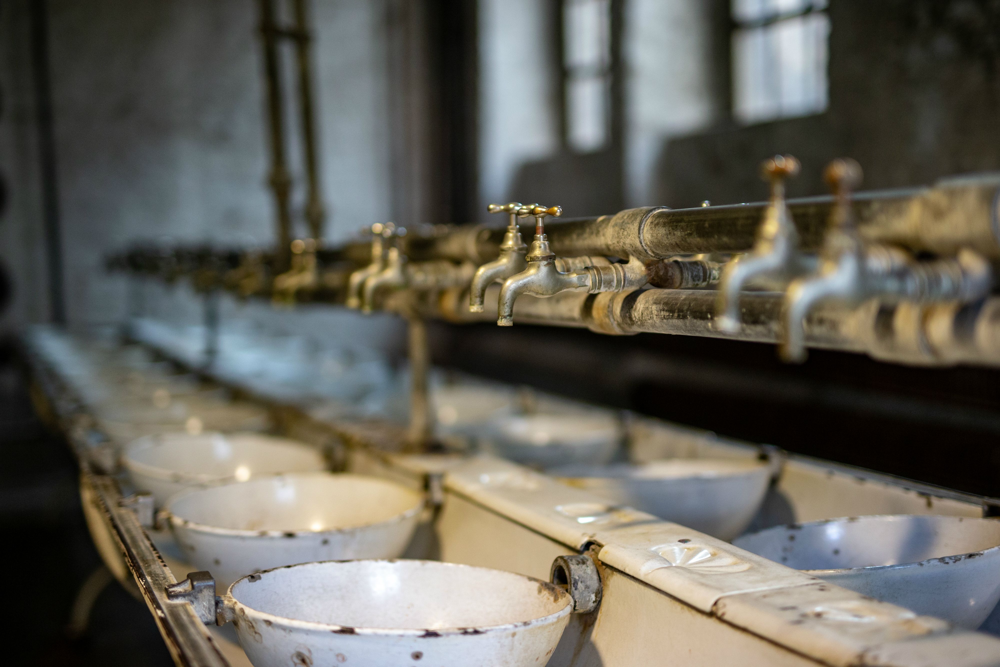 Als wären die Arbeiter gerade erst in den Feierabend gegangen: die Waschkaue im Museum