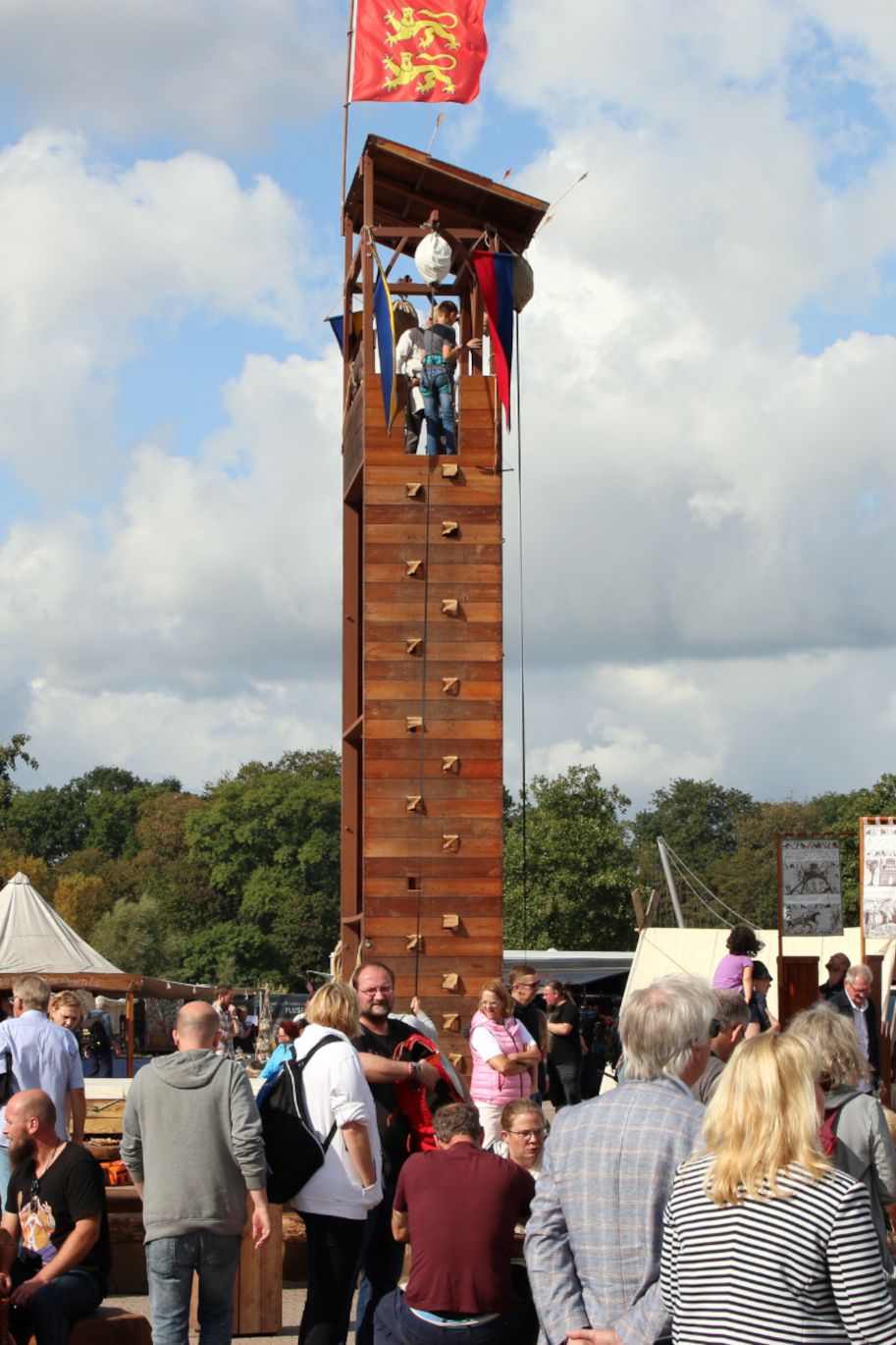 Gäste der Messe können sich selbst an einem historischen Kletterturm probieren