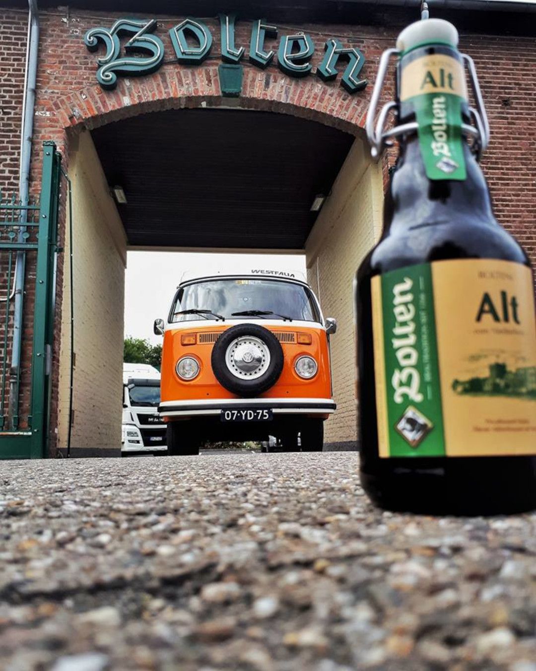 Bjorn Troch, Eingang Brauerei Bolten mit Auto und Bierflasche