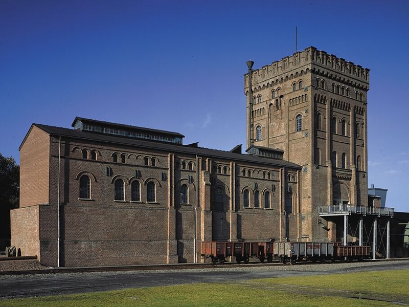 Wie eine mittelalterliche Burg ragt der Förderturm der Zeche Hannover in den Himmel des Bochumer Stadteils Hordel