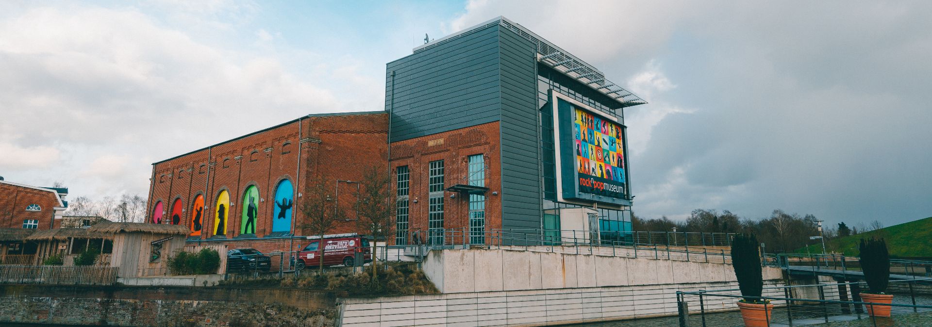 Das rock'n'popmuseum Gronau gibt es seit 2004. Es ist in der einstiegen Turbinenhalle des Textilunternehmens Mathieu van Delden untergebracht