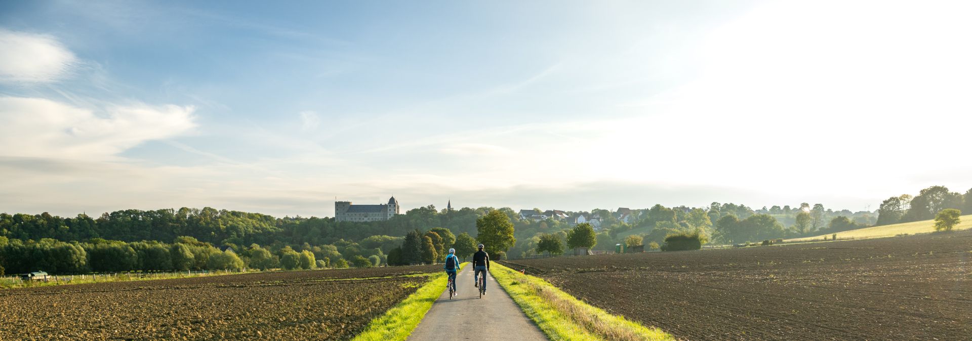 Mit dem Fahrrad ist die Wewelsburg wunderbar zu erreichen. Radwege führen direkt zu der Sehenswürdigkeit im Teutoburger Wald