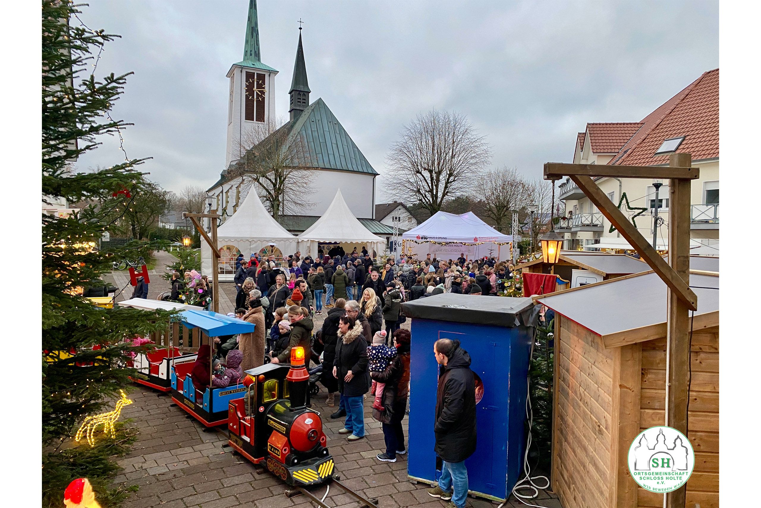 "Holter Weihnachtsmarkt" auf dem Holter Kirchplatz im Ortsteil Schloß Holte