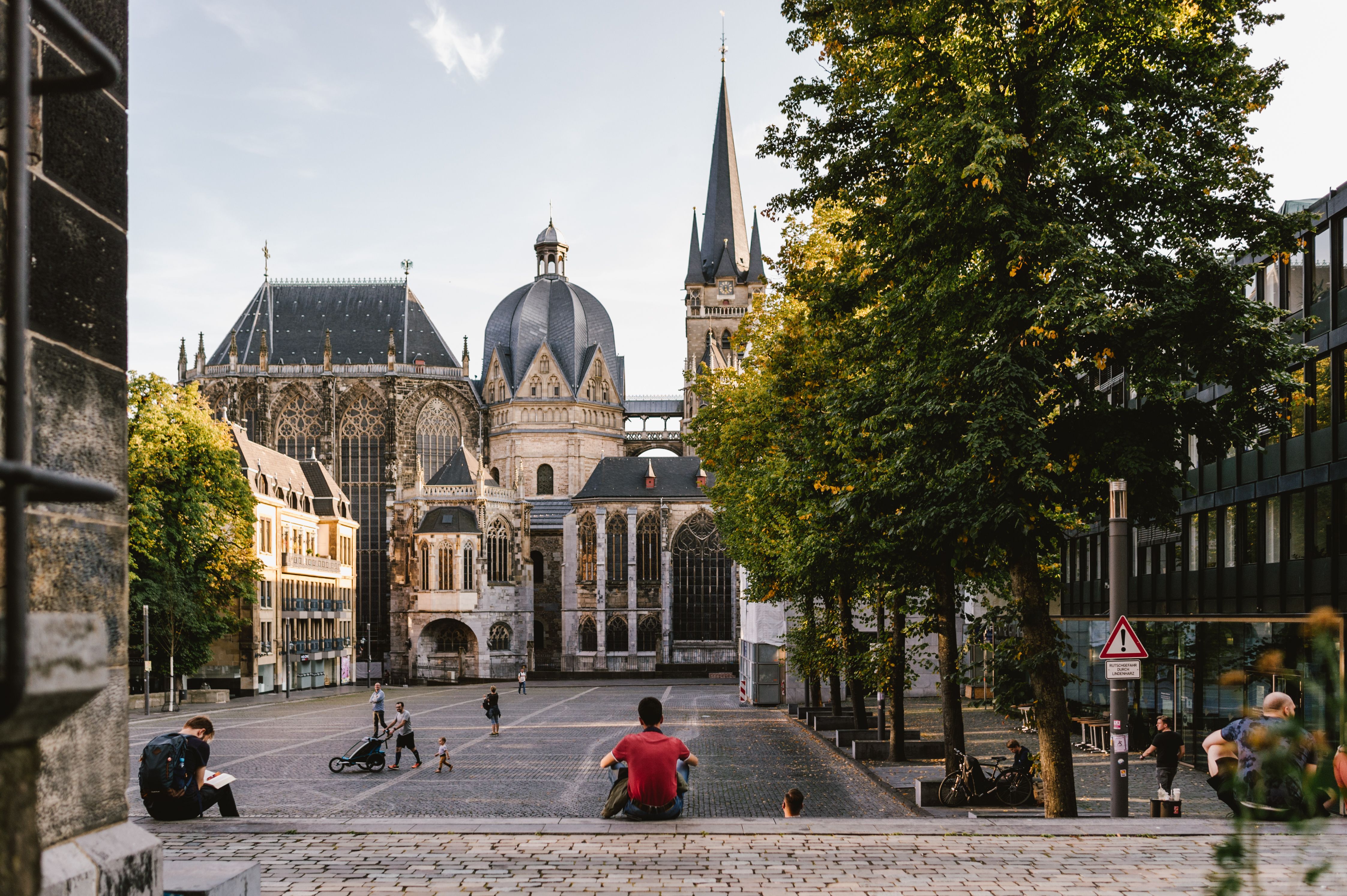 Der Katschhof ist ein zentral gelegener, öffentlicher Platz in der Aachener Altstadt. Von hier haben Kulturfans die beste Sicht auf den Aachener Dom