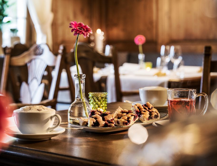 Kaffee und Kuchen gibt es in gediegenem Ambiente