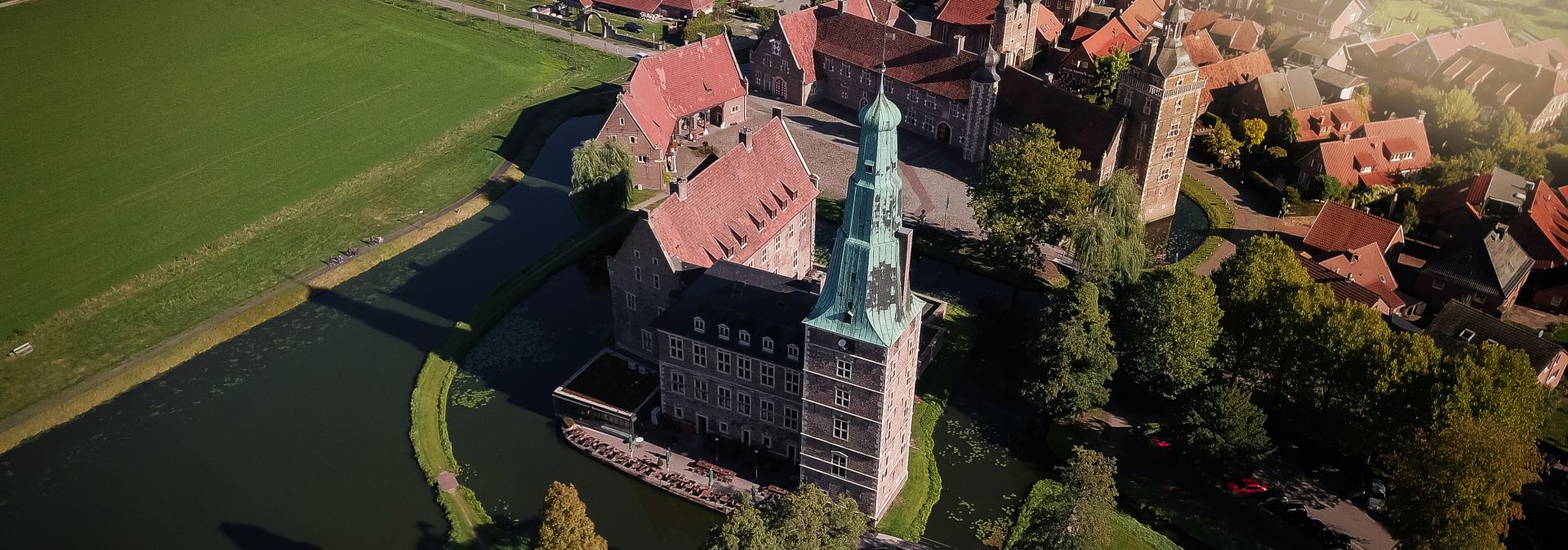 Schloss Raesfeld besteht aus Kapelle, Vor- und Hauptburg. Die Burganlage ist von einer historischen Freiheit, also einer kleinen Stadt, umgeben