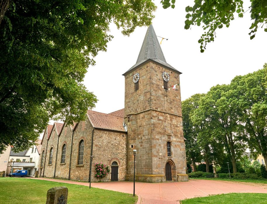 Die Ehemalige Kirche Hagen ist ein Kulturzentrum mit wechselnden Ausstellungen und regelmäßig stattfindenden Konzerten