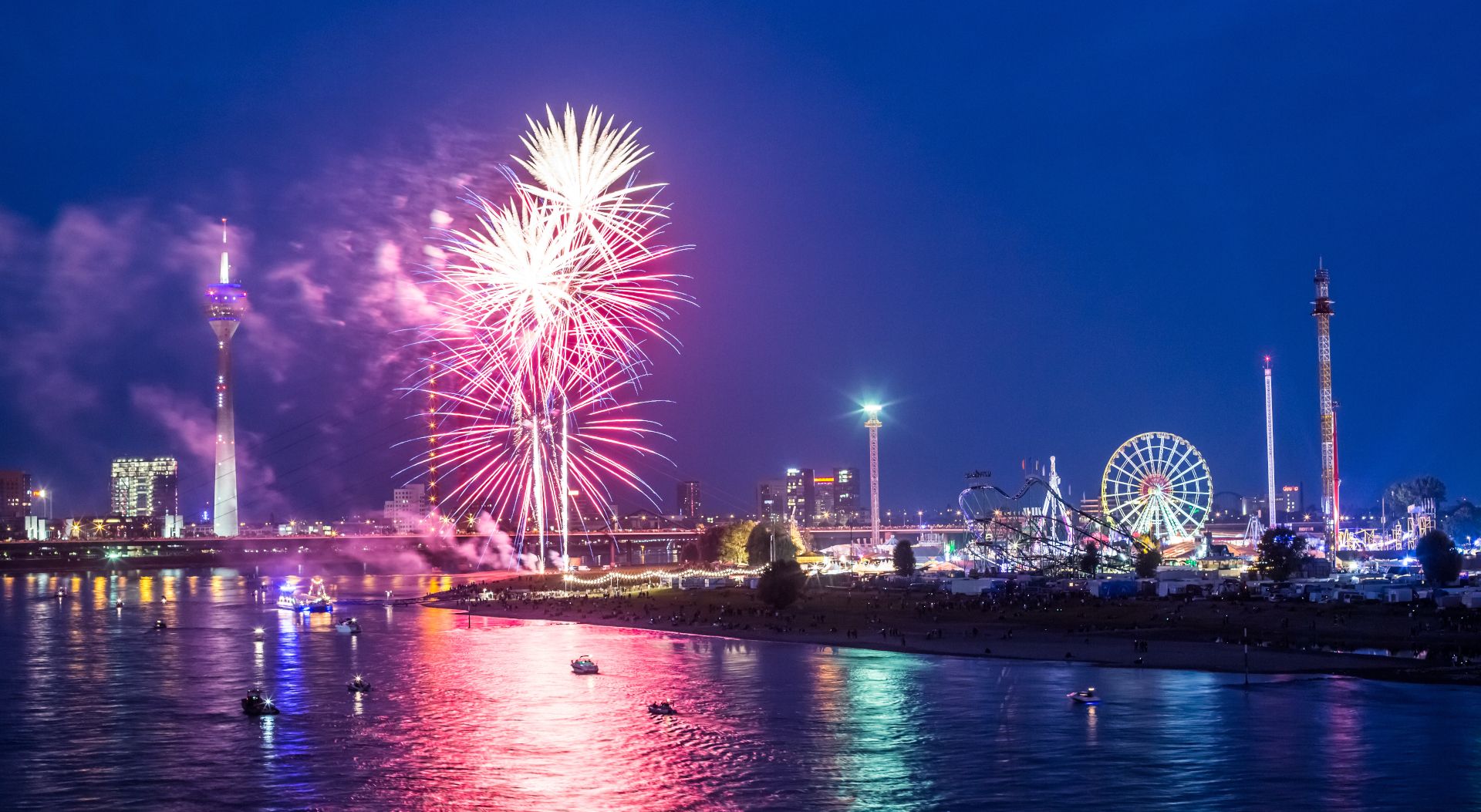 Raketen erhellen des Rheinufer. Das Feuerwerk gehört jedes Jahr zu den Höhepunkten der Rheinkirmes Düsseldorf