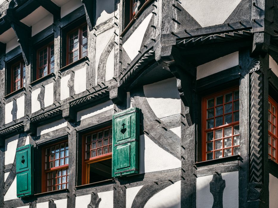 Die Fachwerkfassade im Zwingerhof von Schloss Burg ist ein Hingucker