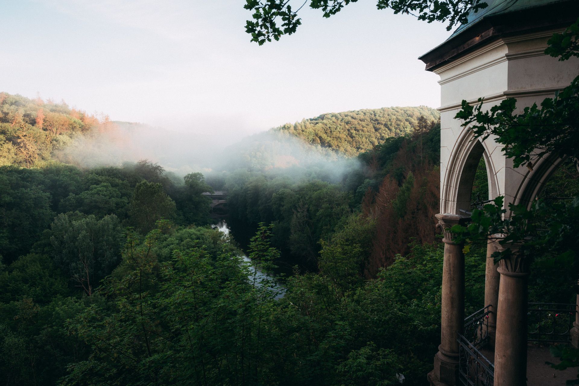 Blick auf Tal mit Nebelschwaden