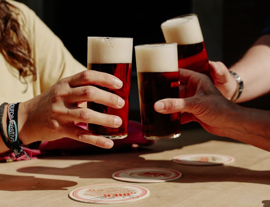 Altbier schmeckt in der Düsseldorfer Altstadt am besten. Das Team der Uerige-Brauerei schenkt es im Biergarten des Traditionsrestaurants aus