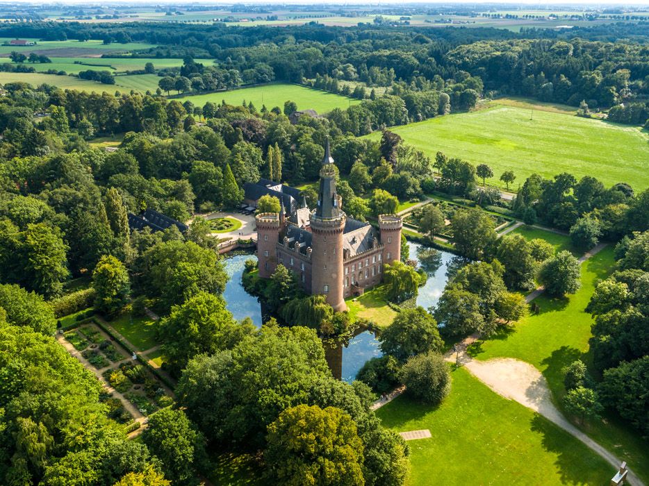 Luftaufnahme von Schloss Moyland: das Wasserschloss bei Bedburg-Hau im Kreis Kleve