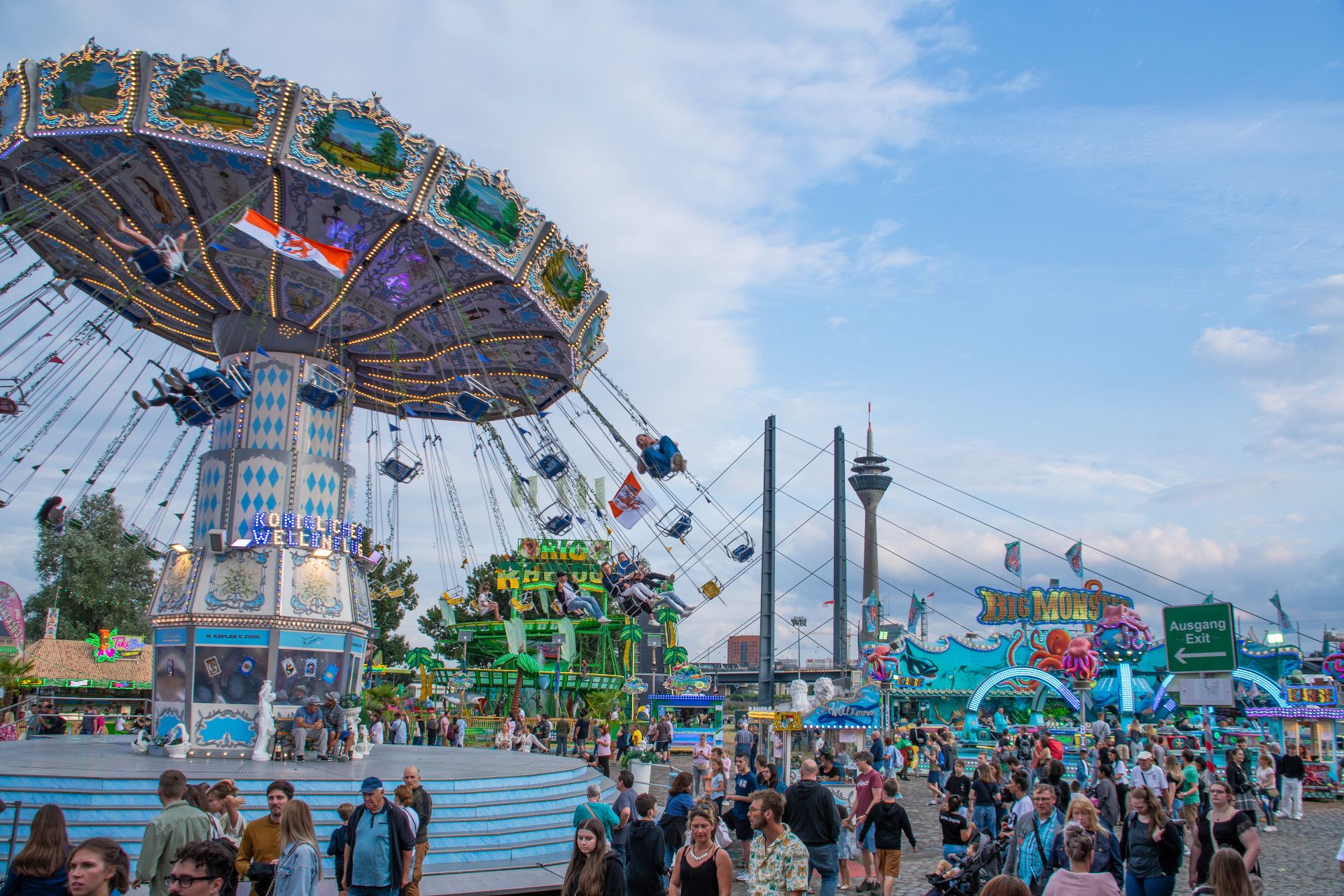 Riesenrad und Besucher an Rheinkirmes Düsseldorf