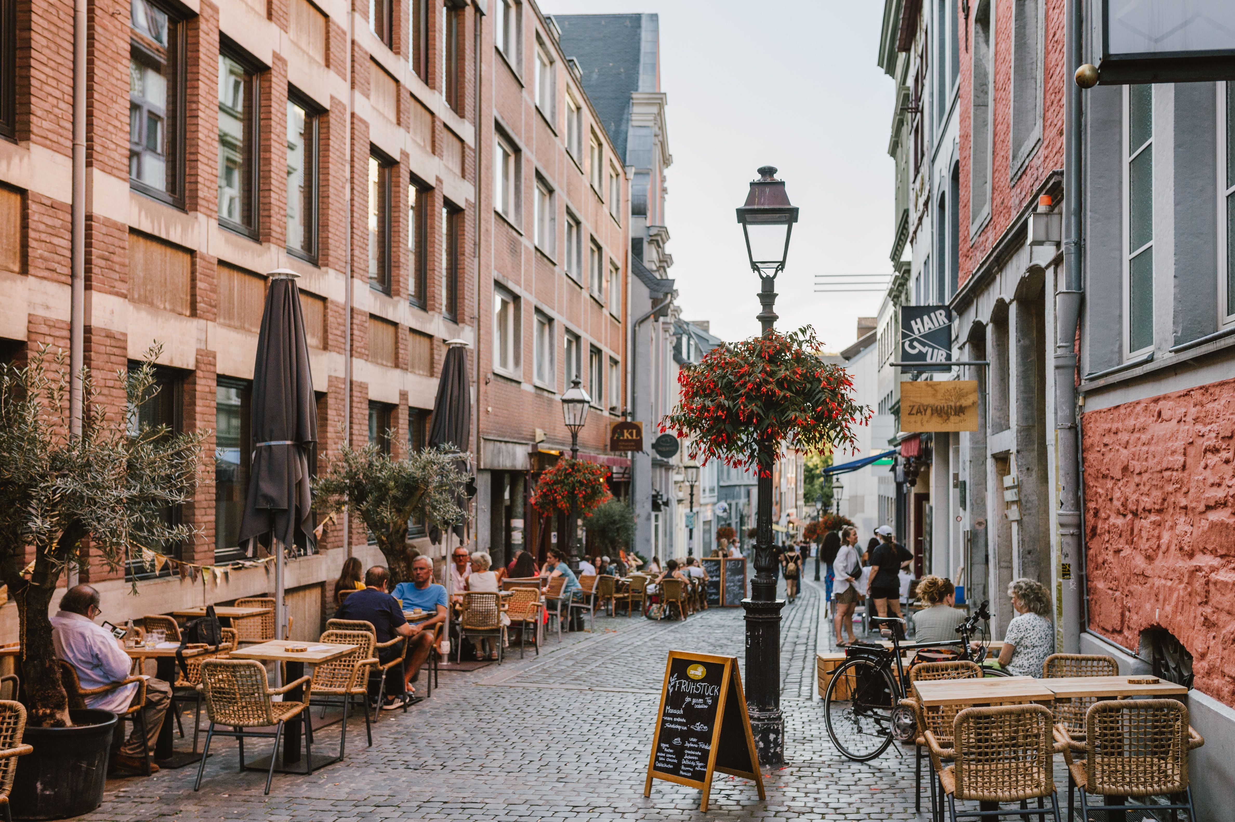 Eine Vielzahl von Kneipen, Restaurants und Cafés finden Ausflügler:innen auf der Pontstraße