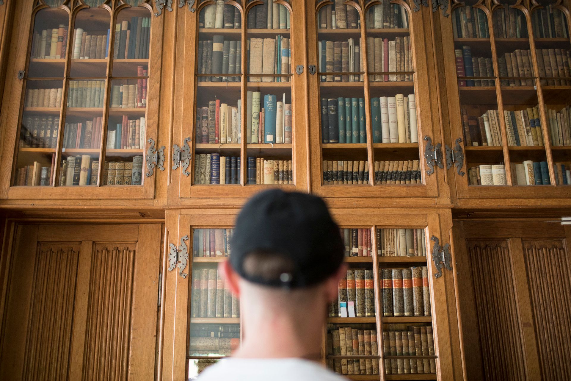 Jörg Albrecht vor Bücherschrank in Burg Hülshoff, Münsterland