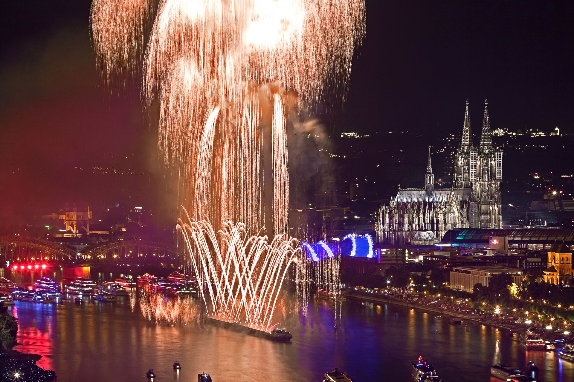 Bei den Kölner Lichtern sind Feuerwerke, bengalische Lichter, Wasserfälle und hunderttausende Wunderkerzen im Einsatz