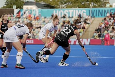 Hockey-Spielerinnen auf dem Feld im sportlichen Einsatz