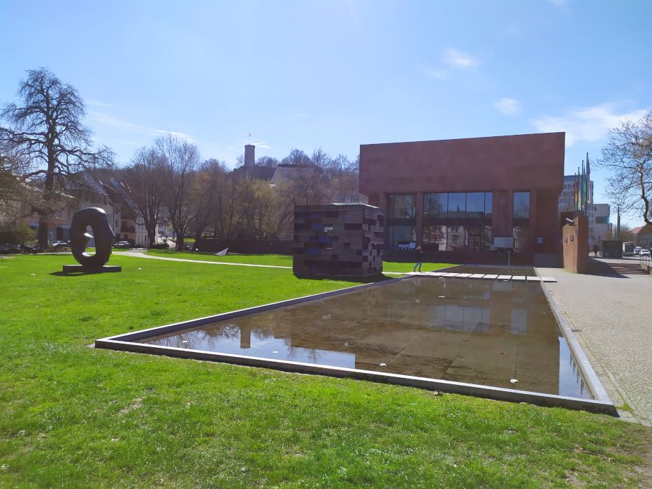 Im Skulpturenpark der Kunsthalle Bielefeld können Gäste 20 Arbeiten auf der Grünfläche entdecken. Die Sparrenburg ist von weitem zu sehen