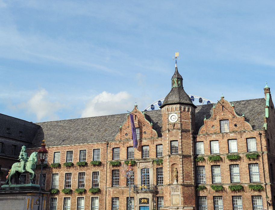 Das Düsseldorfer Rathaus inmitten der Altstadt wurde im Stil der Renaissance zwischen 1570 und 1573 errichtet