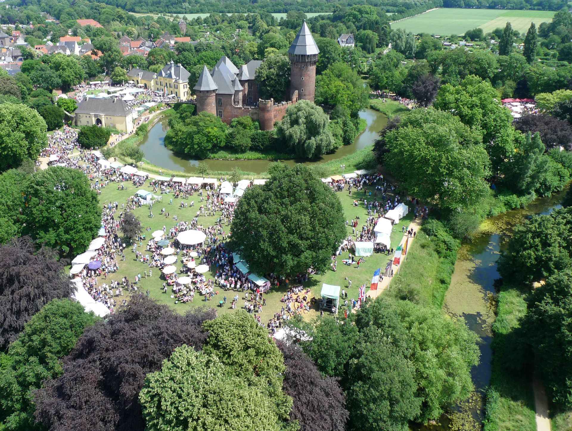 Rund 45 000 Besucher zieht es pro Jahr zum Flachsmarkt in Krefeld