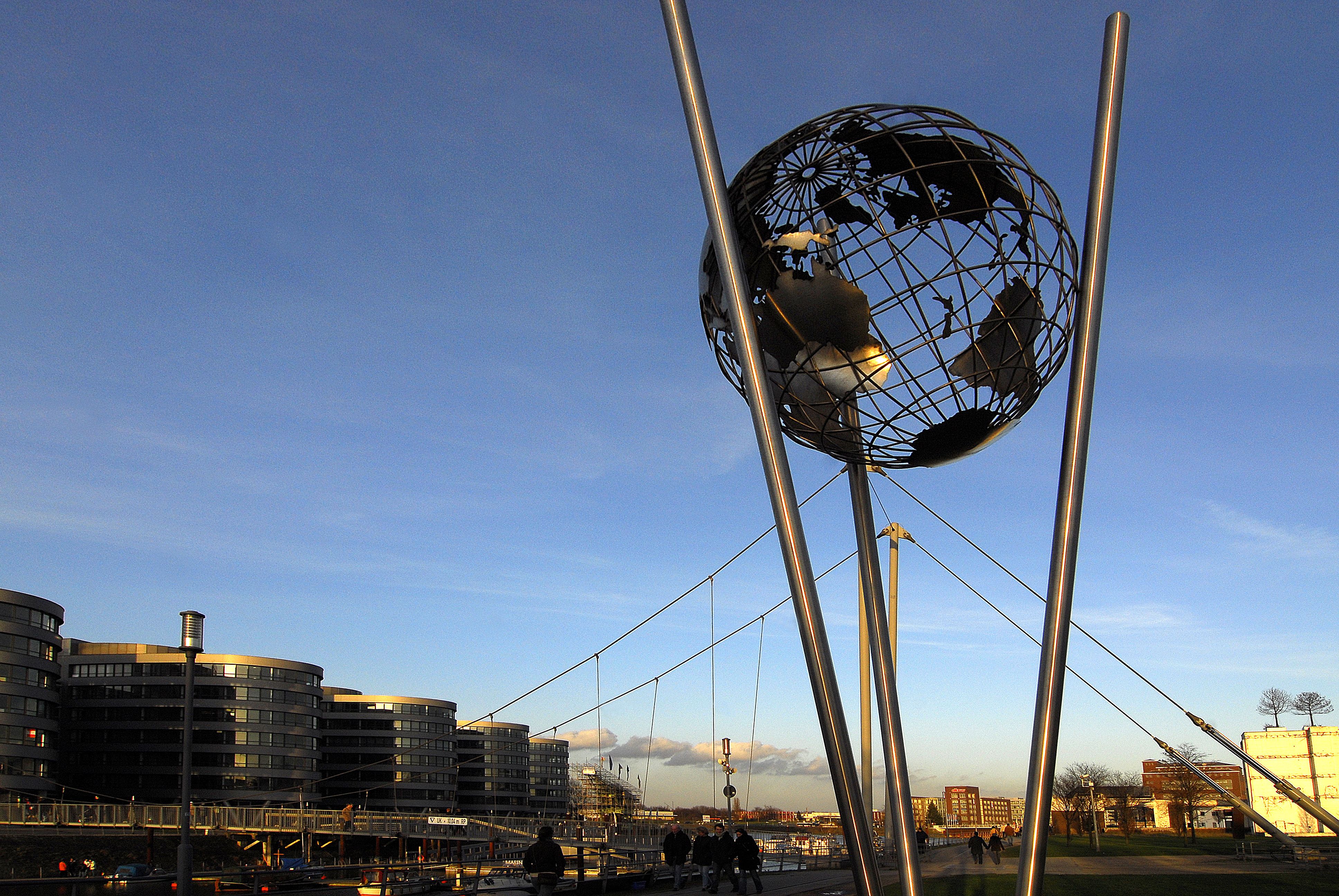 Metallglobus im Innenhafen Duisburg 