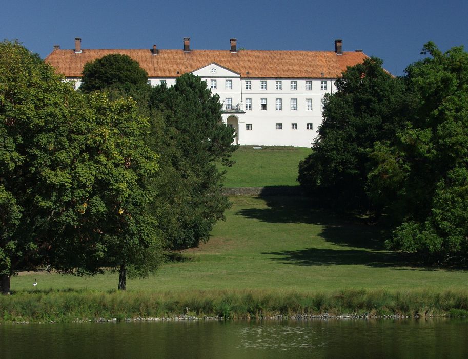 Auf dem Höhenzug des Selmer Vorortes Cappenberg verströmt das gleichnamige Schloss eine magische Anziehungskraft