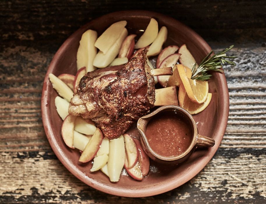 Die Schweinshaxe Herzog gibt es mit karamellisierten Apfelspalten, Feld-Kartoffeln und Calvados-Sauce