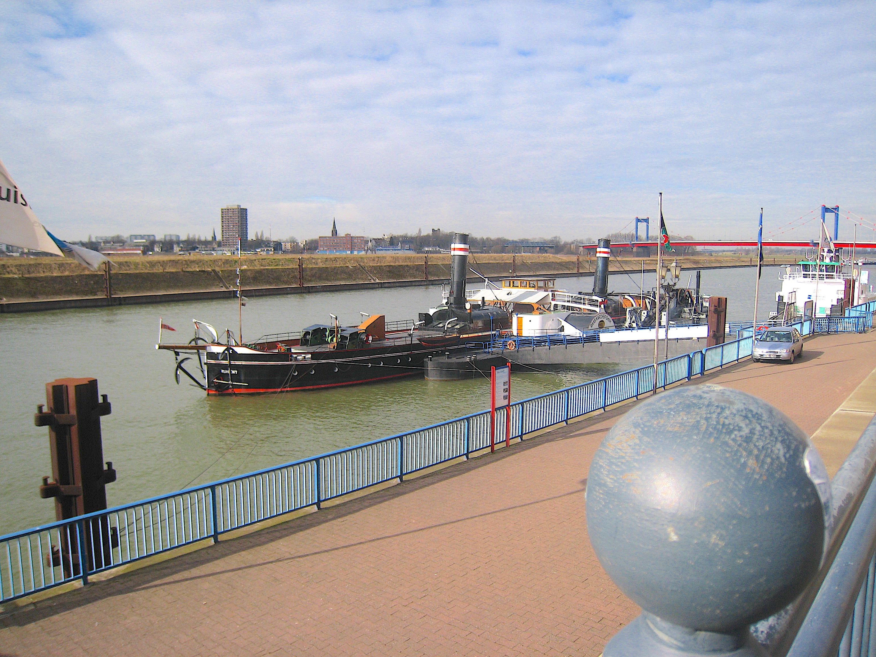 Museumsschiffe liegen in Duisburg-Ruhrort vor Anker