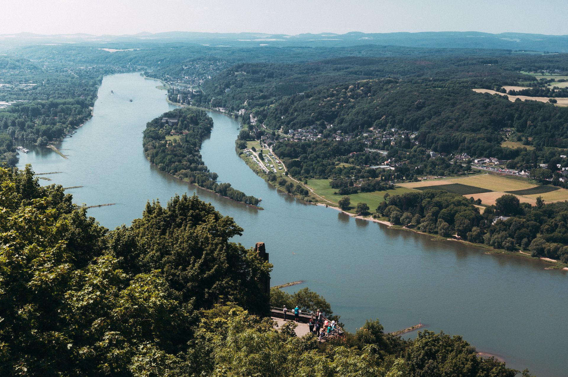 Blick auf breiten Strom mit Insel