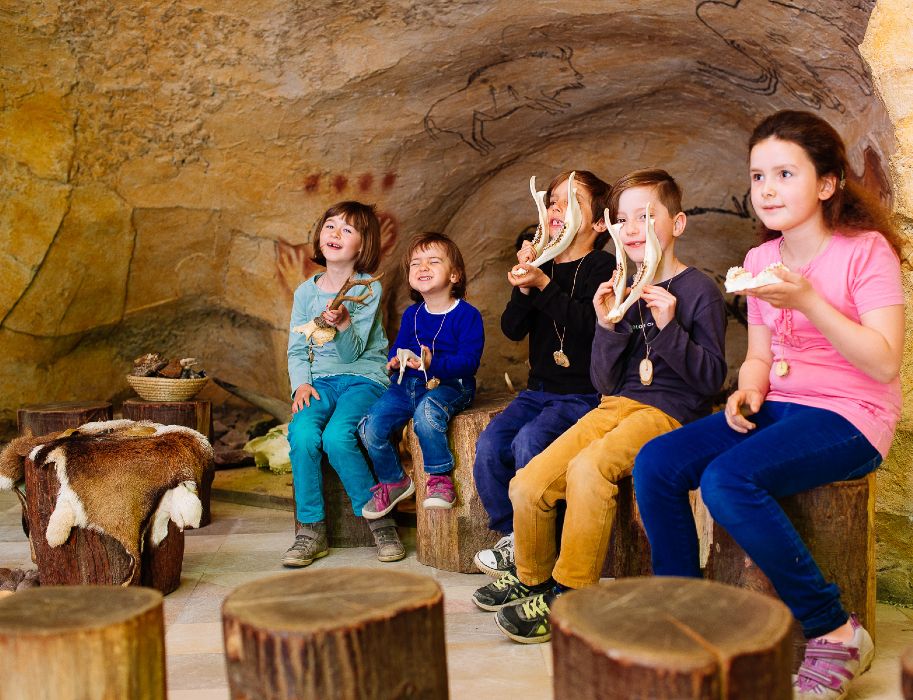 Ein Höhlenraum im Neanderthal Museum wird für die Steinzeitwerkstatt genutzt