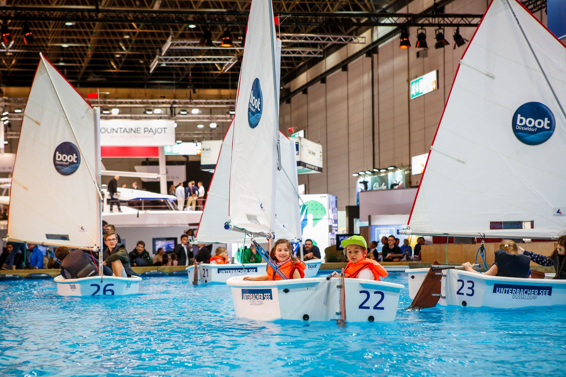 Segelboote treiben auf dem Wasser auf der boot Messe in Düsseldorf