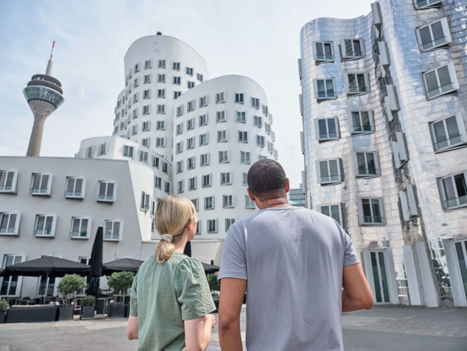 Die Gehry-Bauten stechen mit ihren geschwungenen Formen aus der Gebäudelandschaft des MedienHafens heraus