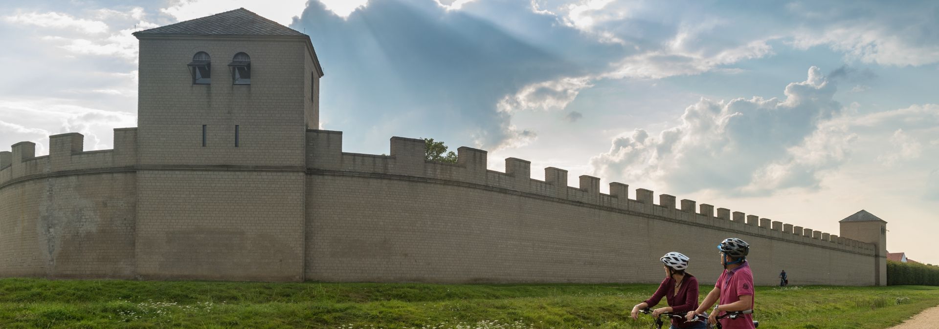 Die Stadtmauer der Colonia Ulpia Traiana war ein Symbol der Macht. Heute ist sie zum Teil im APX rekonstruiert