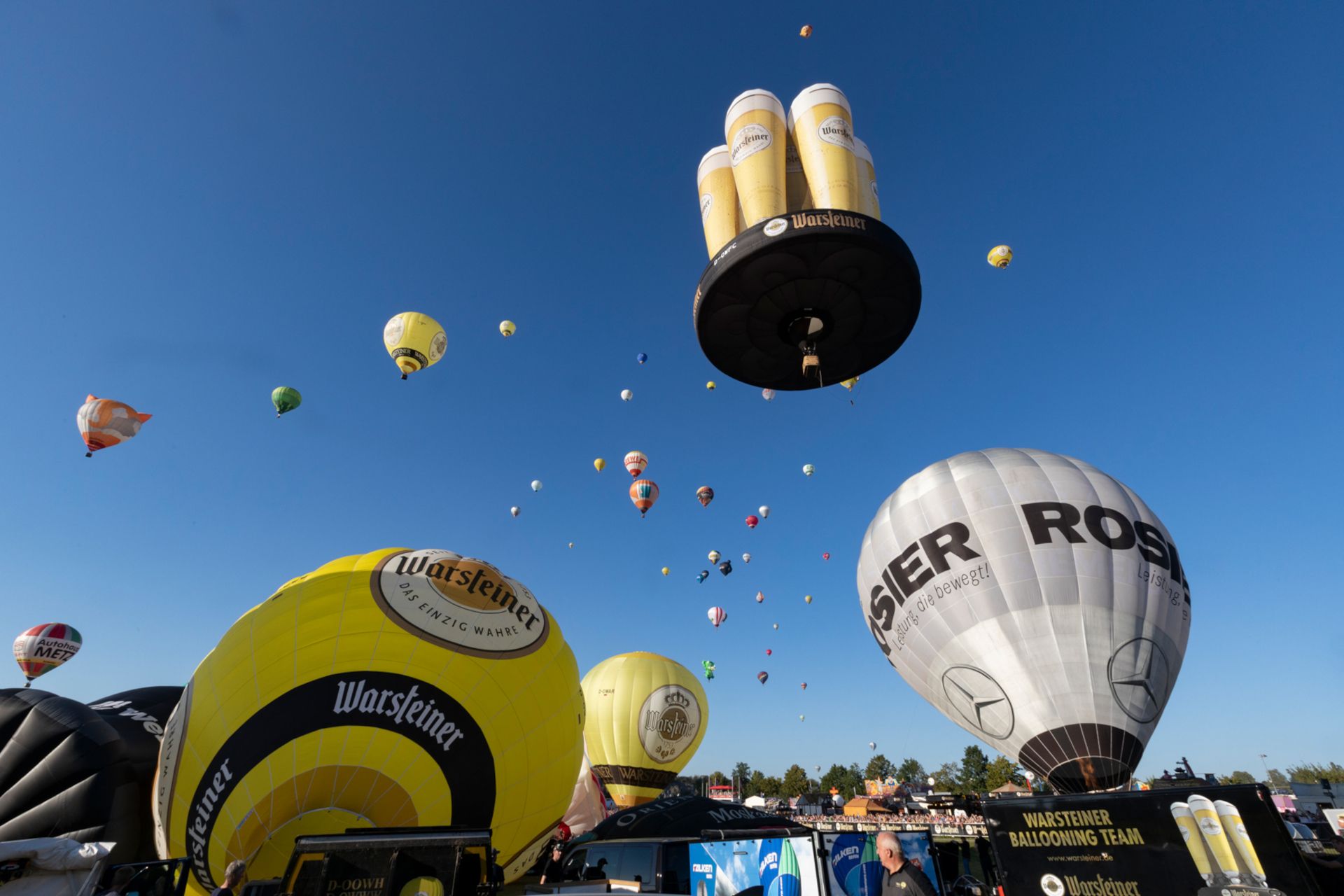 Manche Ballons weisen Sonderformen bei der Warsteiner Internationalen Montgolfiade auf