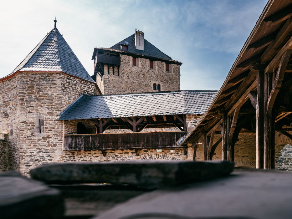 Von der Nordterrasse haben Gäste einen wunderbaren Blick auf das historische Mauerwerk von Schloss Burg