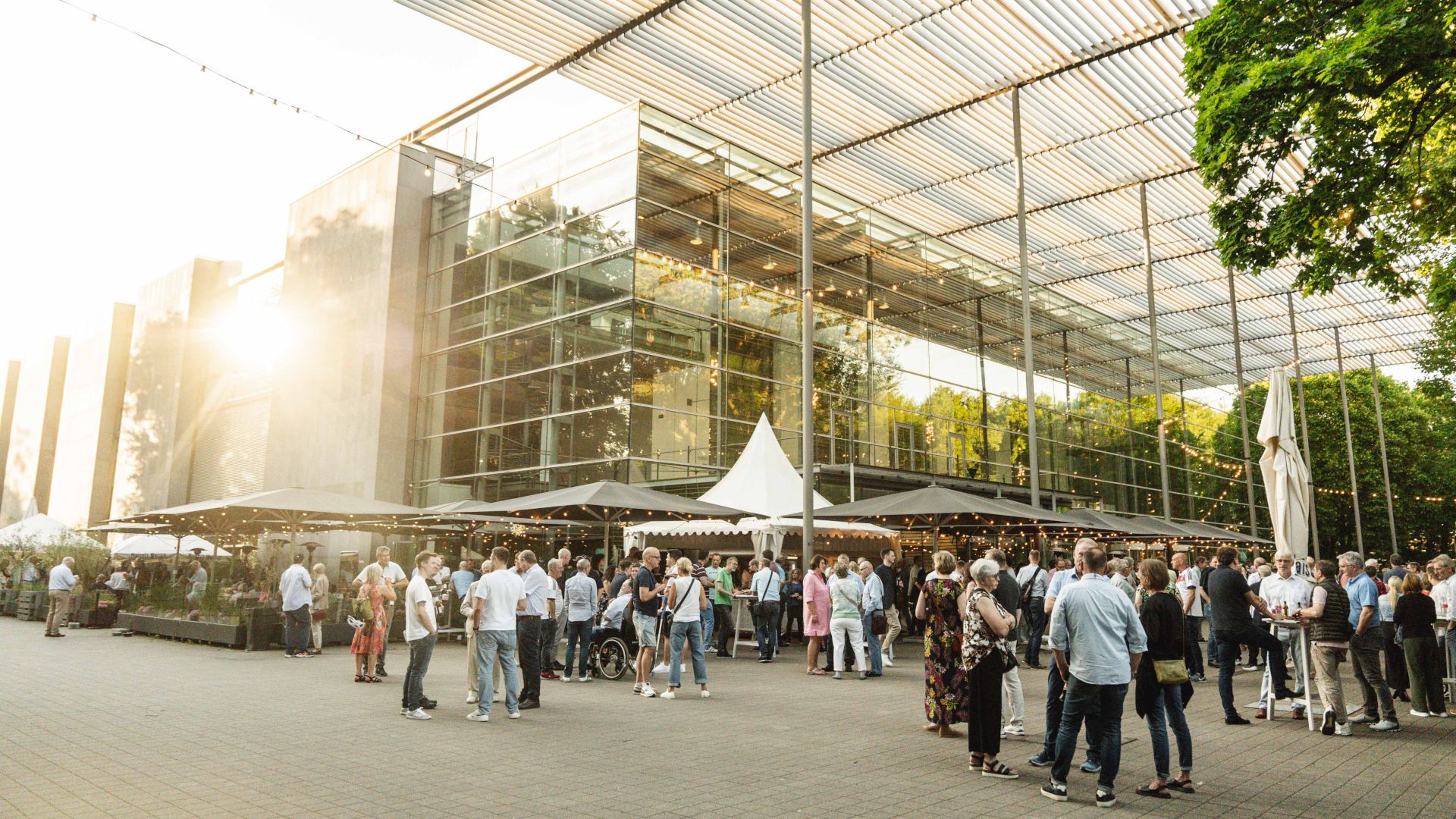 Der Vorplatz des Ruhrfestspielhauses ist zu Veranstaltungen mit Menschen gefüllt