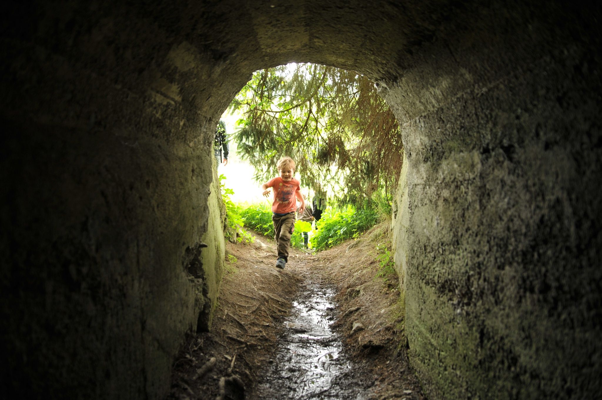 Kind in Tunnel auf Wittgensteiner Schieferpfad