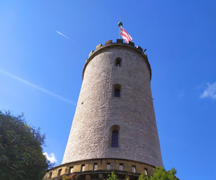 Die Fahne auf dem Burgturm zeigt das Ziel an. Der Aufstieg wartet, © Tourismus NRW e.V.