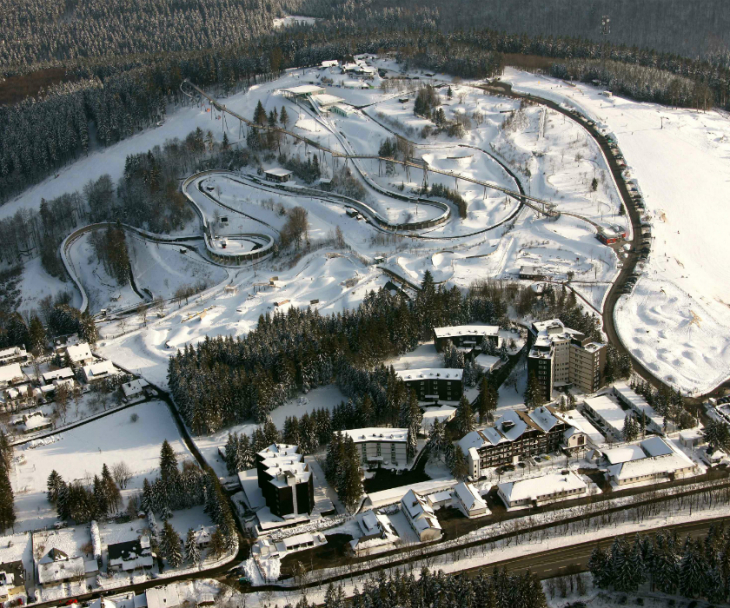 Luftbild vom Eiskanal in der Veltins Eis Arena in Winterberg, © M. Reuter, VELTINS-EisArena