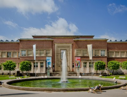 Der Düsseldorfer Kunstpalast besticht auch durch seine Architektur und zentrale Lage. Er liegt am Ehrenhof, © Anne Orthen