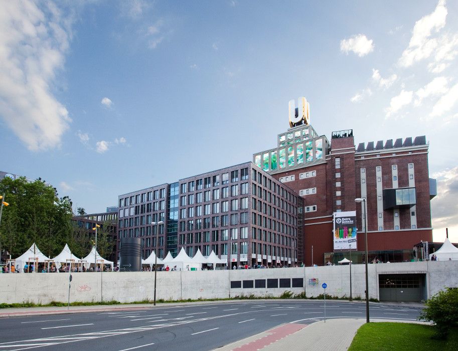 Das Gebäude des Dortmunder U wurde ursprünglich 1926 als Gär- und Lagerkeller der Dortmunder Union Brauerei errichtet. Heute ist es ein Kulturzentrum