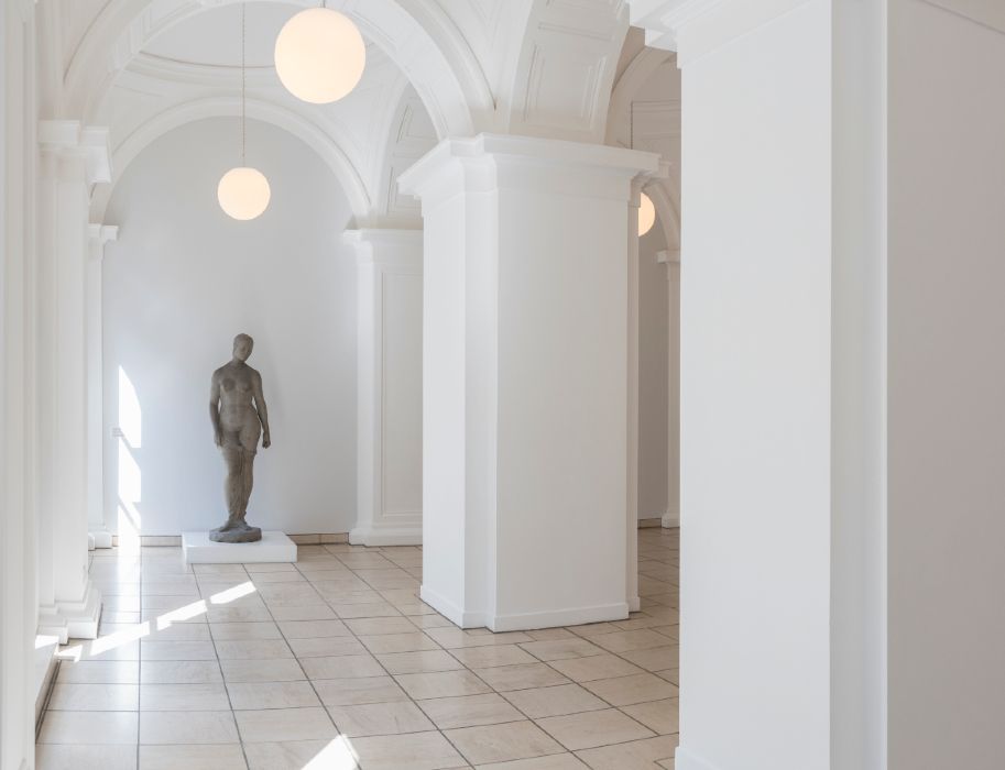 Die Skulptur Große Stehende von Wilhelm Lehmbruck ist ein Hingucker im Von der Heydt-Museum